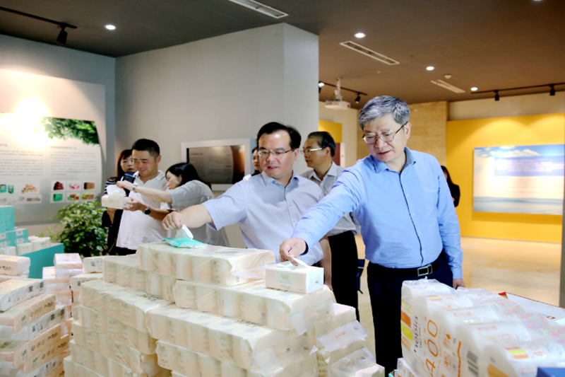 2019年 5月22日，时任浙江省社会组织综合党委专职副书记、省民政厅社会组织治理局局长蔡国华光临PP视讯纸业调研企业发展情况和党建工作