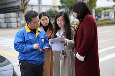 浙江省水利厅水资源治理处副调研员沈仁英携浙江日报记者等光临PP视讯调研采访