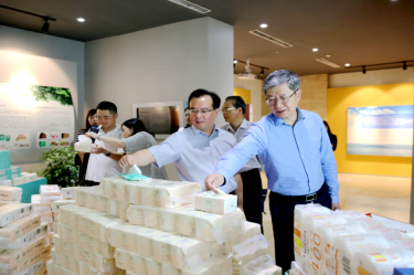 2019年 5月22日，时任浙江省社会组织综合党委专职副书记、省民政厅社会组织治理局局长蔡国华光临PP视讯纸业调研企业发展情况和党建工作